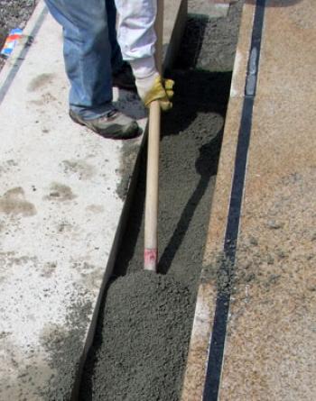 Spreading of STEIN TEC® Bedding Mortar BM 04, mixed in earth-moist texture.