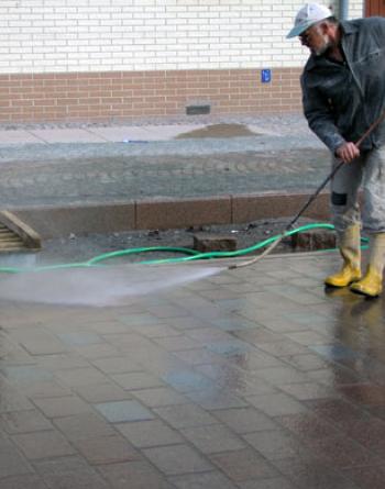 Reinigung der eingeschlämmten Fläche mit Reinigungslanze. Diese wird mit normalem Leitungswasserdruck betrieben und erzeugt einen weichen gefächerten Wasserstrahl.